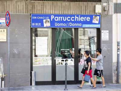 Oltre a due parrucchieri cinesi...